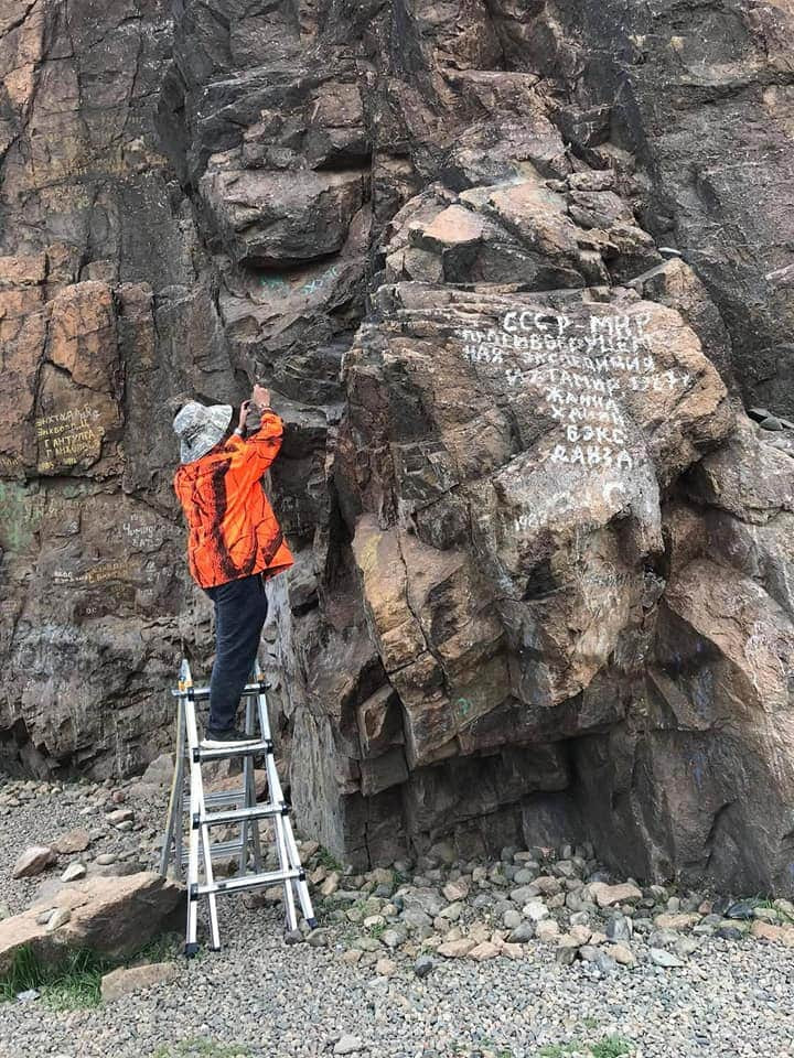 Тайхар чулуун дээр бичсэн “элдэв бичээс”-ийг арилгаж байна