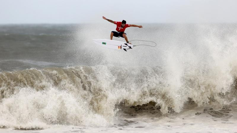 7-р сарын 27: Бразилийн тамирчин Итало Феррейра серфингийн хагас шигшээ тоглолтын үеэр 