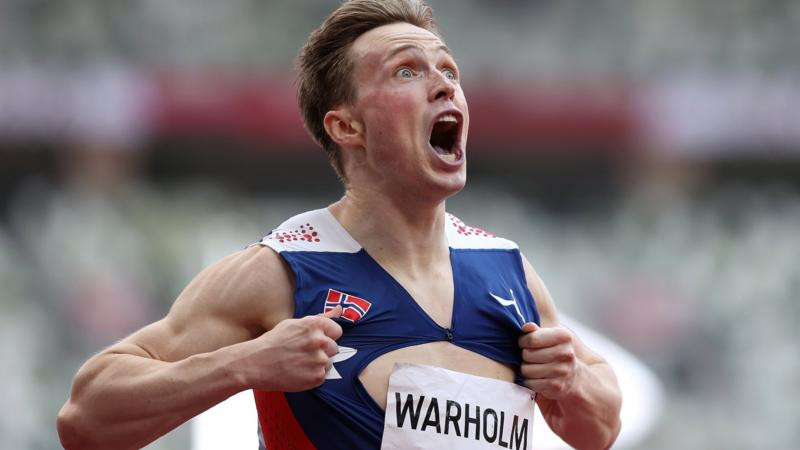 8 -р сарын 3: Норвегийн Карстен Уорхолм эрэгтэйчүүдийн 400 метрийн саадтай гүйлтийн төрөлд алтан медаль хүртэж, дэлхийн дээд амжилтыг тогтоосны дараа