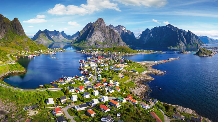 Норвеги Лофотены арлууд:  Долоон жижиг арлаас бүрдсэн энэ арал нь өндөр оргилууд, үзэсгэлэнт байгалиараа алдартай
