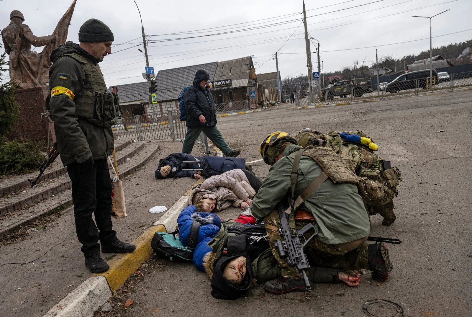 Гуравдугаар сарын 6-ны ням гаригт Украины Ирпин хотын гудамжинд оросын буудлагын улмаас амиа алдсан хүмүүсийн цогцос. (Diego Herrera Carcedo/AP)