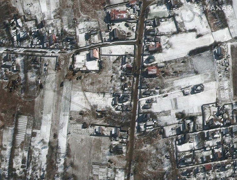 Киевээс баруун хойд зүгт 27 километрын зайд орших Украины Озера хотын орон сууцны хороололд Оросын цэргийн машинууд зам дээр сууж байгаа харагдав. (Maxar Technologies)