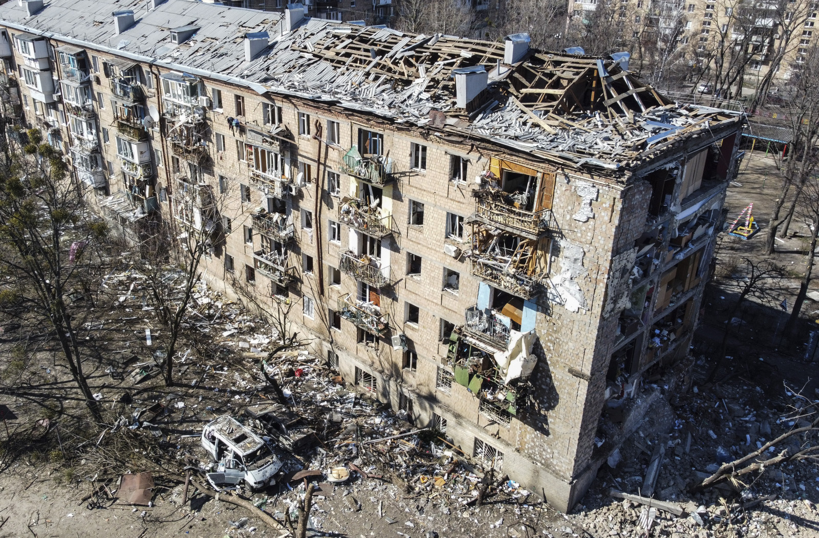 Гуравдугаар сарын 18-нд Украины Киев хотод буудсаны дараа орон сууцны хороололд нурсан орон сууцны байшин (Emin Sansar/Anadolu Agency/Getty Images)