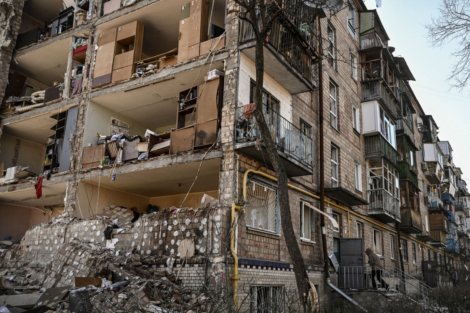 Гуравдугаар сарын 18-нд Украины Киев хот руу буудсаны дараа таван давхар орон сууцны барилга хэсэгчлэн нурсаныг зурагт харуулжээ. (Emin Sansar/Anadolu Agency/Getty Images)