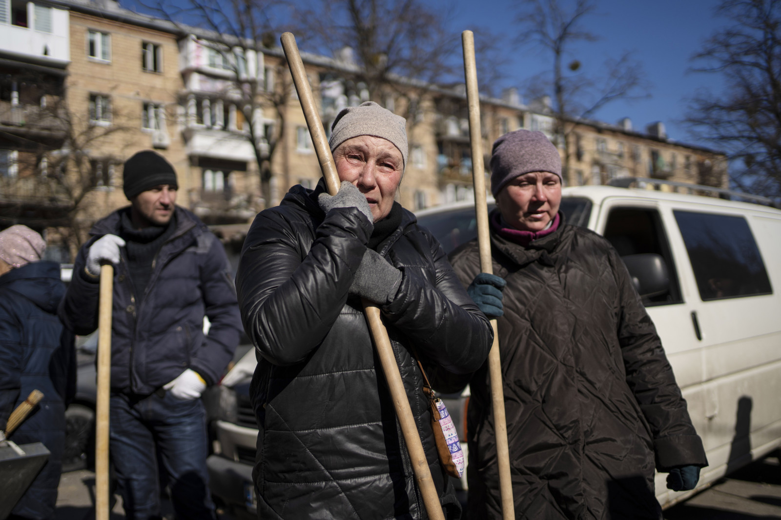 Гуравдугаар сарын 18-нд Украины Киев хотод орон сууцны барилгуудыг бөмбөгдөж, сүйрүүлсэн газрыг цэвэрлэж эхлэхийн өмнө эмэгтэй уйлж байна.