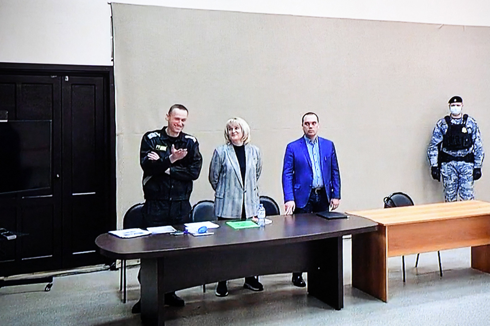Оросын сөрөг хүчний удирдагч А.Навальный 3 дугаар сарын 22-нд ОХУ-ын Покров хотын ИК-2 хорих ангид бусдын эд хөрөнгийг шамшигдуулсан, үл хүндэтгэсэн хэргийн шүүх хурлыг хэлэлцэж байх үе (AFP)