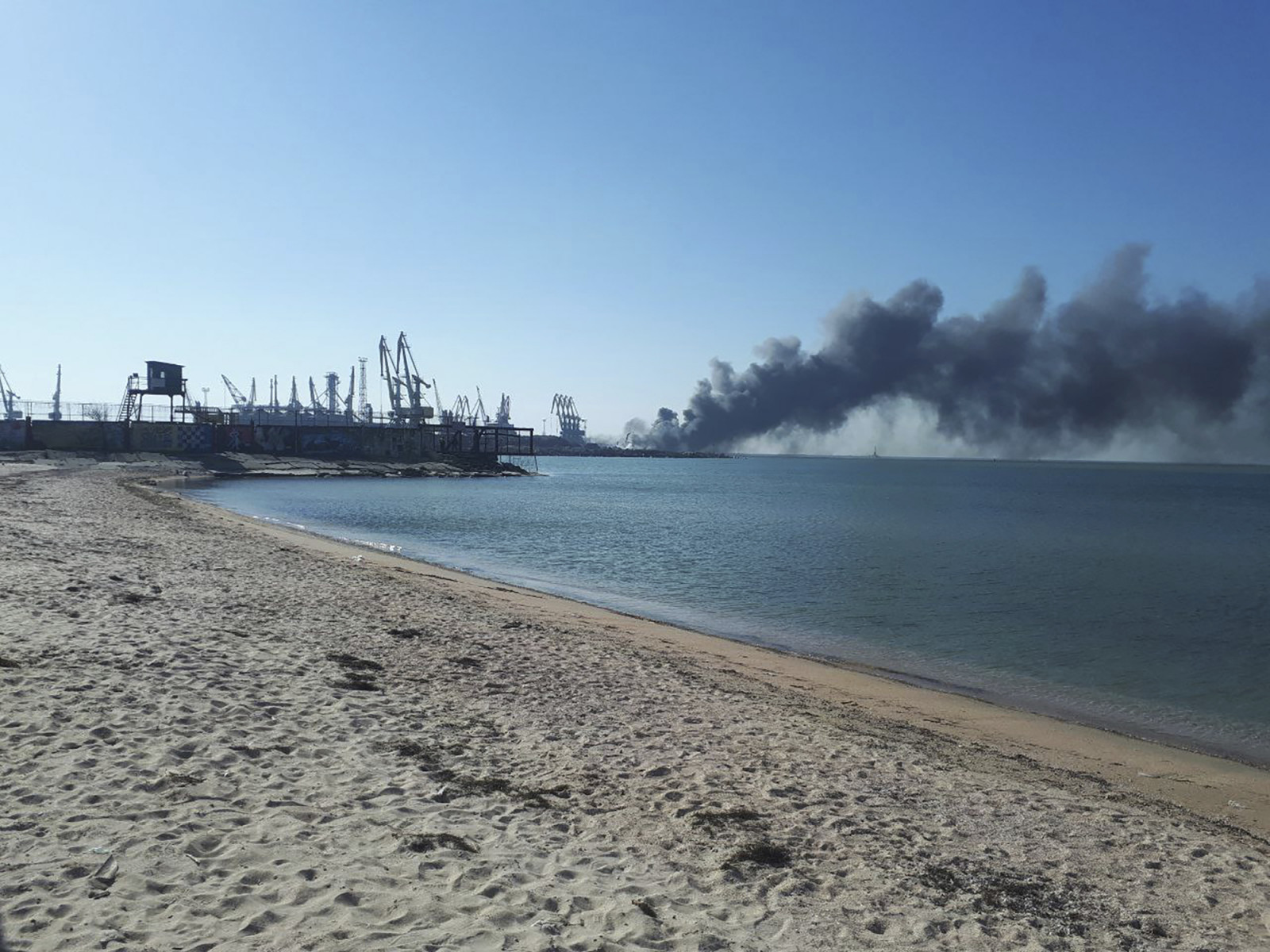 Гуравдугаар сарын 24-нд Украины Бердянск хотын далайн боомтын ойролцоо буудсаны дараа утаа ихэсчээ.(AP)