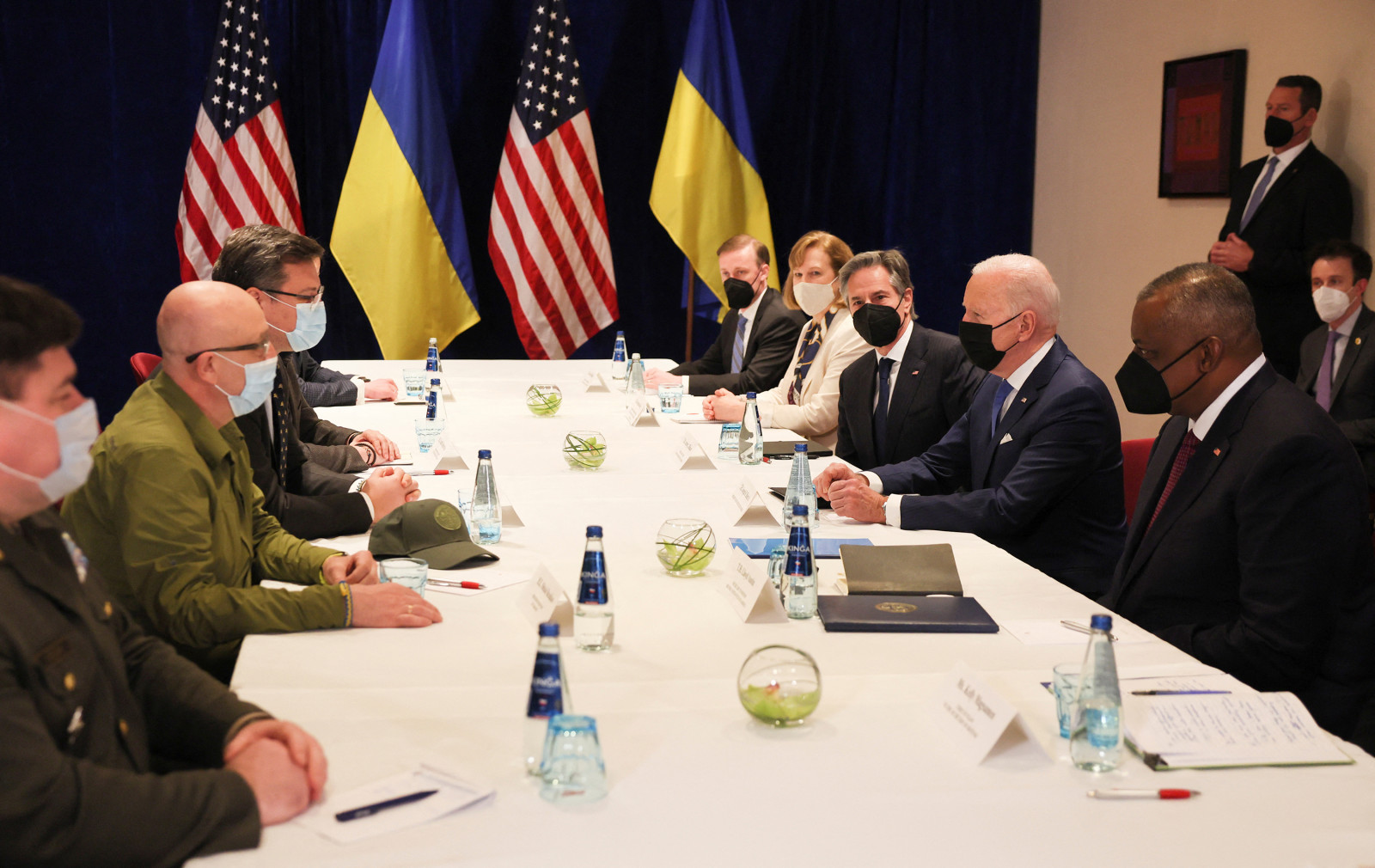 АНУ-ын Ерөнхийлөгч Жо Байден, АНУ-ын Төрийн нарийн бичгийн дарга А.Блинкен, АНУ-ын Батлан ​​хамгаалахын сайд Л.Остин нар 3 дугаар сарын 26-нд Польшийн нийслэл Варшав хотноо Украины Гадаад хэргийн сайд Д.Кулеба, Украины Батлан ​​хамгаалахын сайд О.Резников нартай уулзаж байна. (Evelyn Hockstein/Reuters)