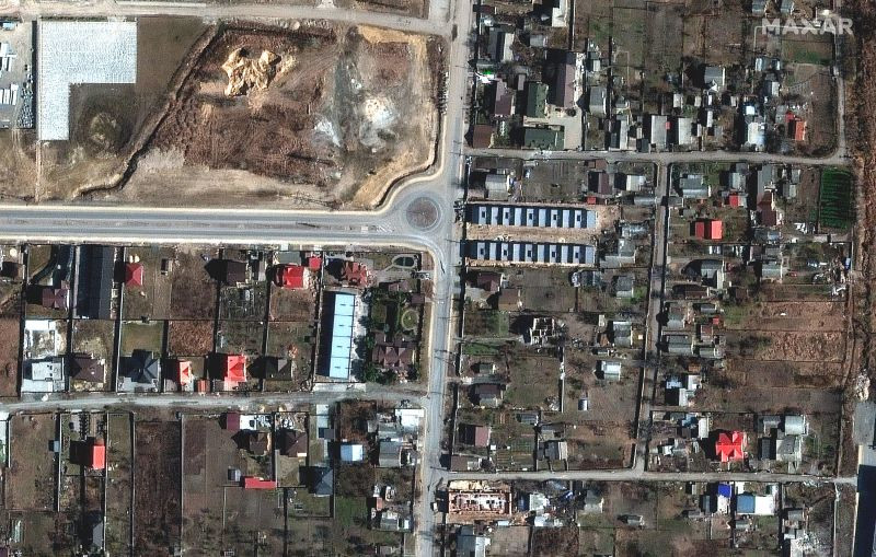 Хиймэл дагуулын зургуудаас харахад цогцосууд дор хаяж 3-р сарын 18-аас хойш өмнөд Бучагийн гудамжинд байжээ. (Satellite image ©2022MaxarTechnologies)
