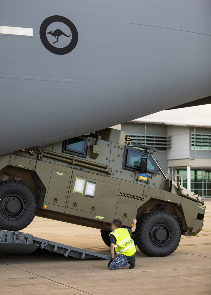 Украин руу хүргэх хуягт автомашиныг ачиж байна (Australian Department of Defense)