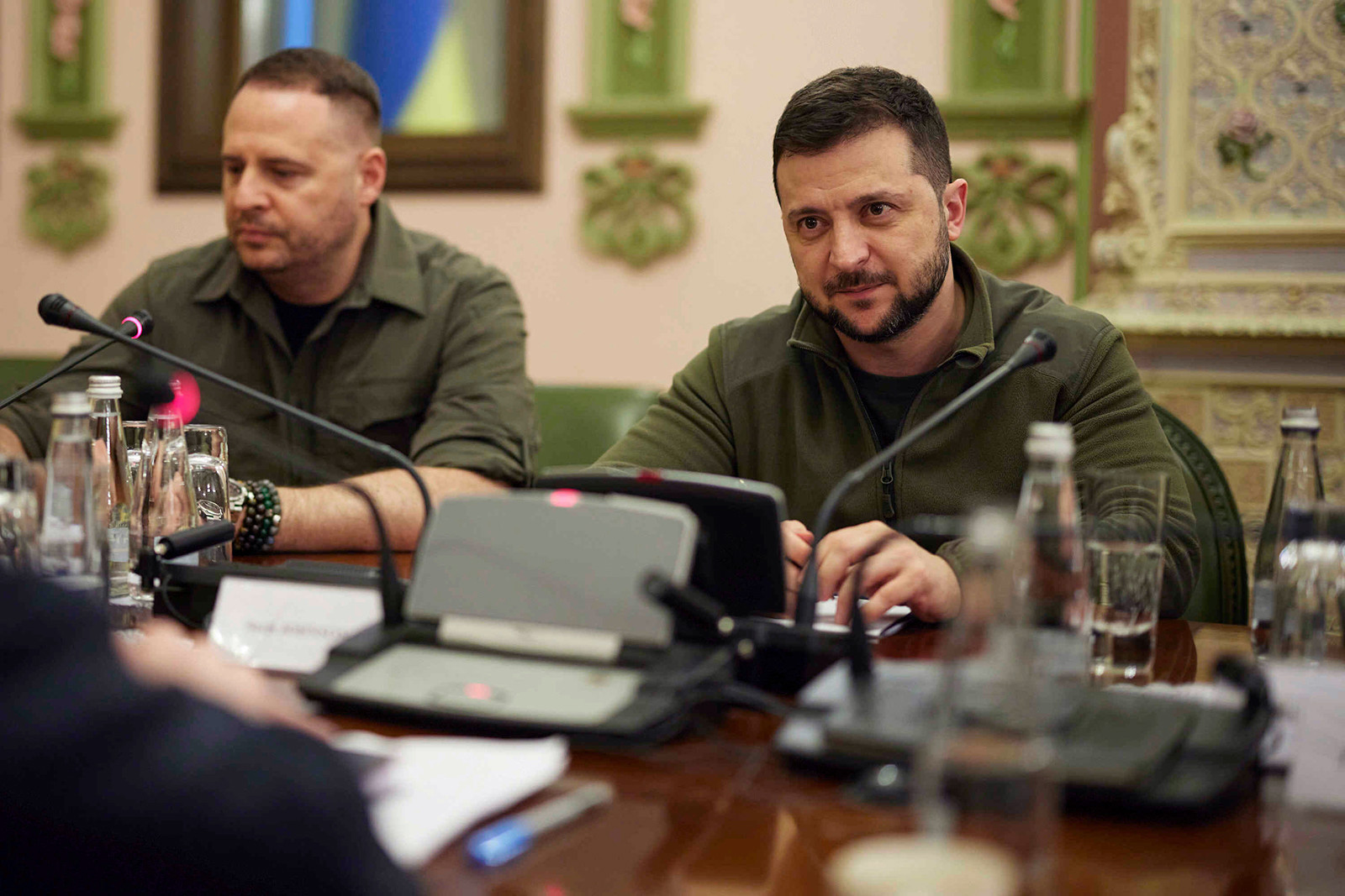 Украины Ерөнхийлөгч В.Зеленский 4 дүгээр сарын 9-нд Киевт Их Британийн Ерөнхий сайд Б.Жонсонтой уулзаж байна. (Ukrainian Presidential Press Office/AP)