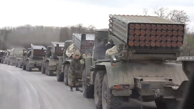 Олон нийтийн сүлжээнд байршуулсан видео бичлэгээс харахад Оросын цэргийн машинуудын урт цуваа Оросын хилээс холгүй Изиум хот руу чиглэн явж байжээ. Мөн машинууд Харьков мужийн Купянск хотын дундуур явж байгаа харагдсан байна. 
