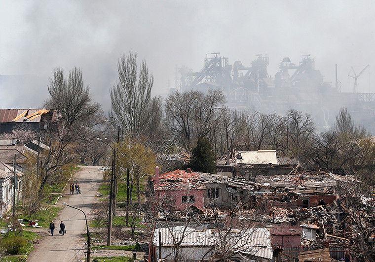 Дөрөвдүгээр сарын 18-ны даваа гарагт Украины Мариуполь хотын "Азовсталь" төмөрлөгийн үйлдвэр болон барилга байгууламжийн дээгүүр утаа гарч байна.