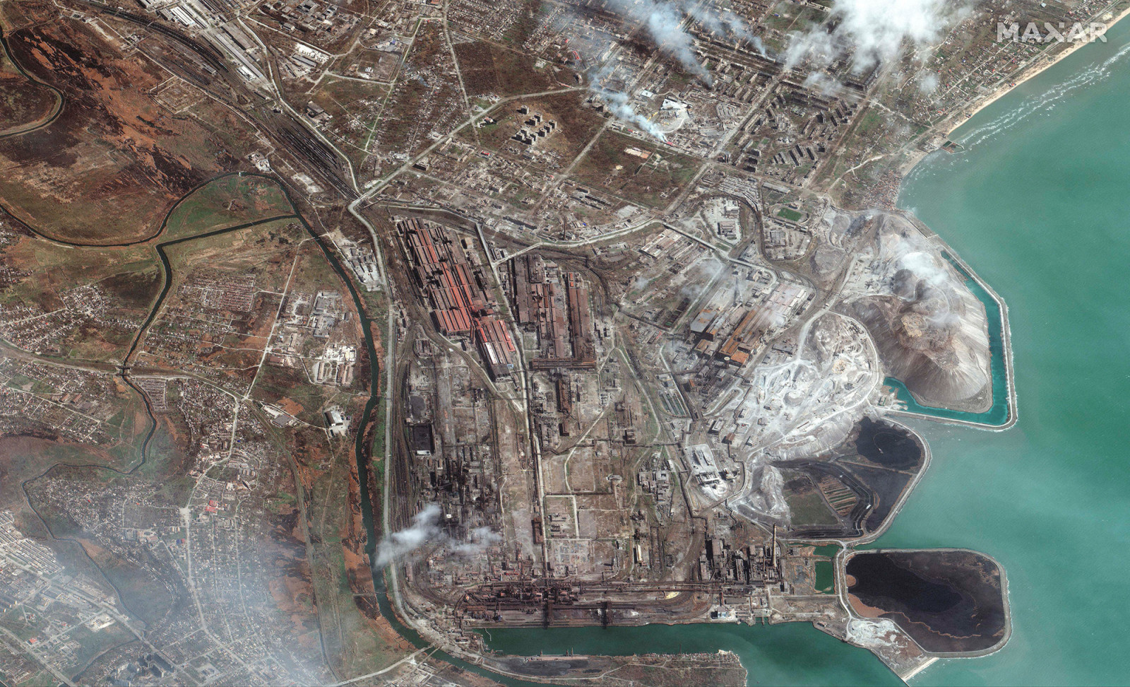 Украины Мариуполь хотын Азовсталь гангийн үйлдвэрийн зургийг хиймэл дагуулаас 4-р сарын 9-ний өдөр авчээ