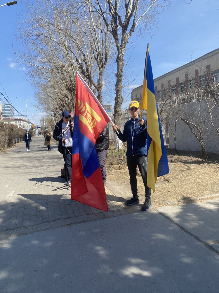 Монгол Улсад суугаа ОХУ-ын элчин сайдын яамны гадна талбайд. 2022.04.30