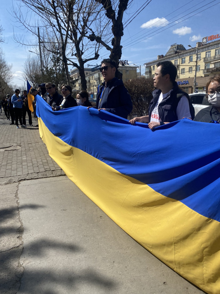 Монгол Улсад суугаа ОХУ-ын элчин сайдын яамны гадна талбайд. 2022.04.30