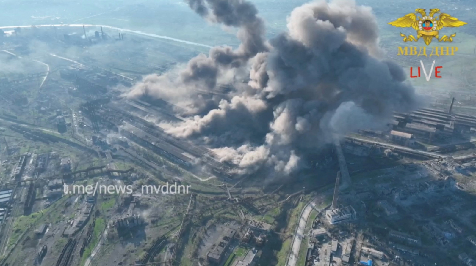 5-р сарын 5-ны өдөр Украины Мариуполь хотын Азовсталь цогцолборыг буудсаны дараа гарч буй утааг агаараас харагджээ