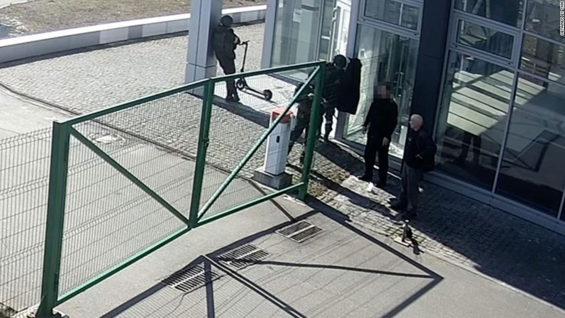 Украины хоёр энгийн иргэн Оросын цэргүүдийг араас нь буудаж алахаас хэдхэн минутын өмнө тэдэнтэй ярилцаж байна