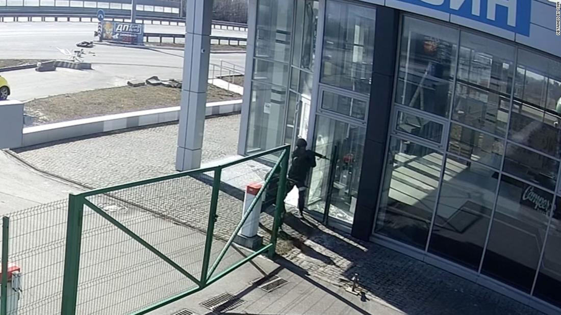 Киевийн ойролцоох автомашины дэлгүүрт буутай орос цэргүүд ойртож ирэв.