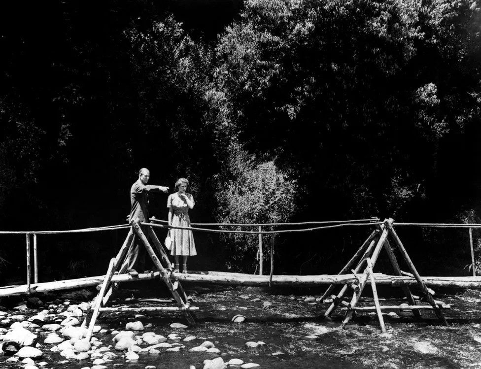 1952 оны 1-р сард Элизабет, Филип хоёр өвчтэй байсан эцгийнхээ оронд гадагшаа явав. Эцэг нь хэдхэн хоногийн дараа нас барсан. 