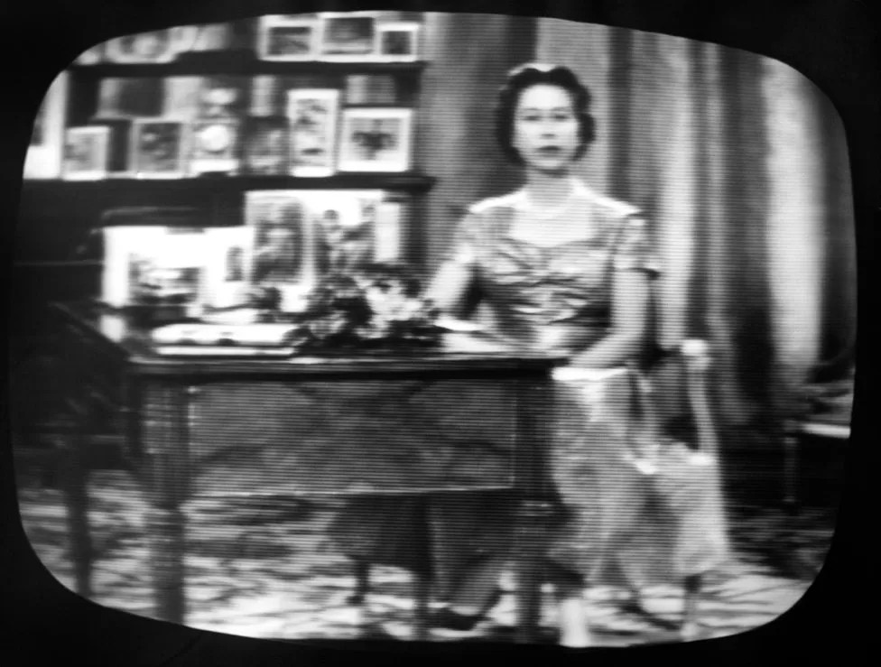 1957 онд Хатан хаан Христийн Мэндэлсний Баярын өдөр олон нийтийн телевизээр цацагдсан анхны нэвтрүүлгийг ард түмэндээ хүргэв