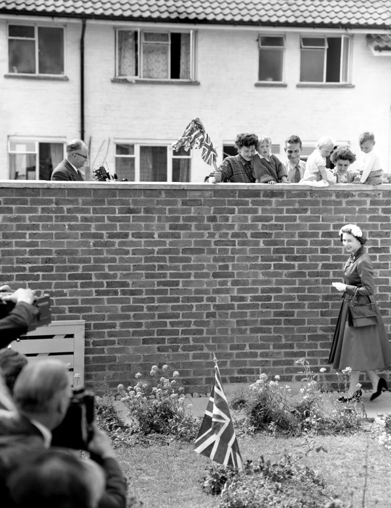 Хатан хаан 1958 онд Сассекс Кроули Нью Таун дахь Эдди, Хаммонд нарын гэрт зочлох үеэр хөршүүдийн хараанд өртжээ