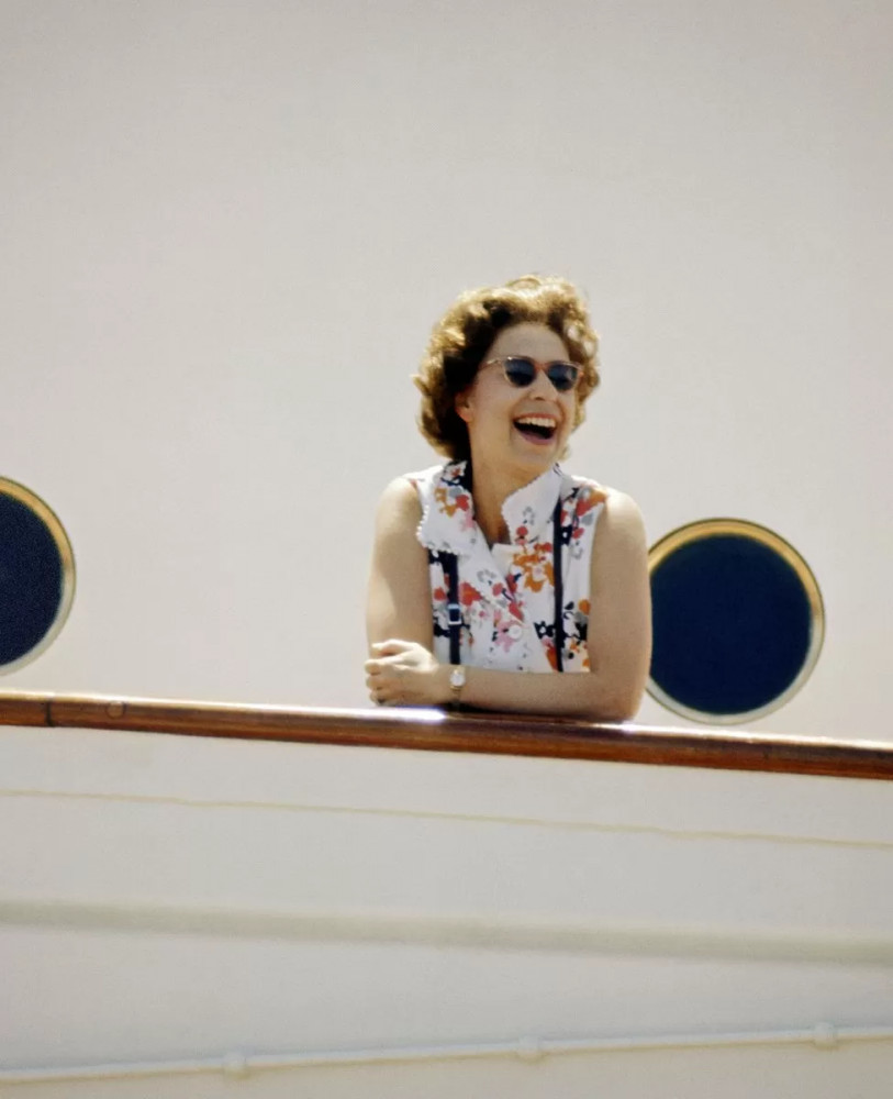 1972 онд Хатан хаан “HMY Britannia” хөлөг онгоцон дээр 