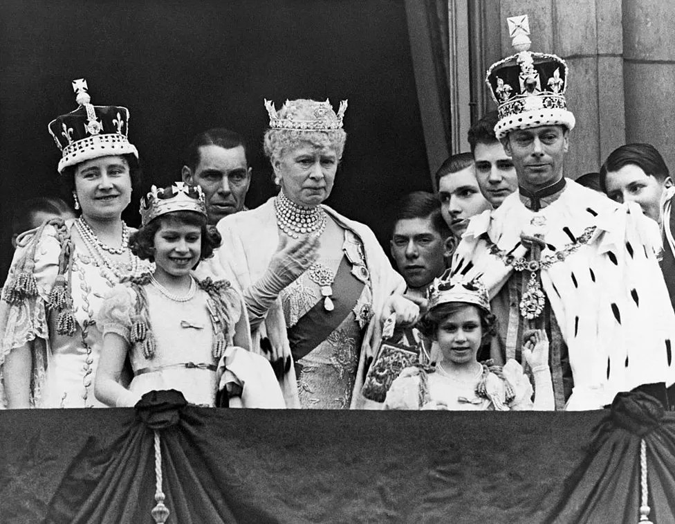 1936 онд хаан VIII Эдвард хаан ширээнээсээ буусны дараа Элизабетын эцэг Жорж VI хаан болж, өв залгамжлагч болжээ.