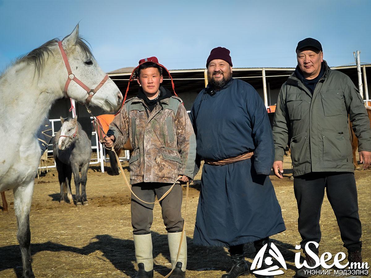 Б.Одсүрэн найз Н.Анхбаяр болон туслах уяачийн хамт