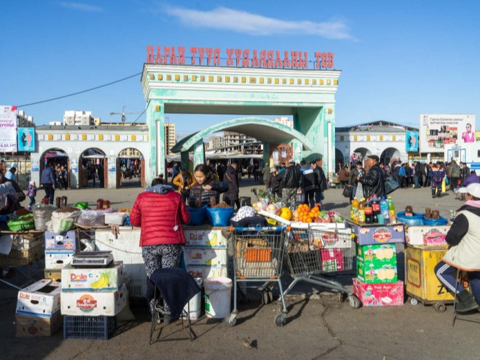 Томоохон зах, худалдааны төвүүд амарч байна