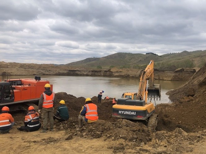 Уурхайд осолдсон ажилтны цогцсыг нуураас гаргалаа