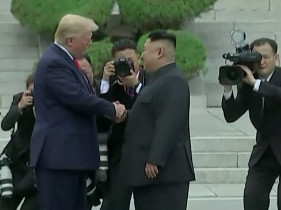 Дональд Тpамп, Ким Жөн Ун наp хоёр Солонгосын хил дээр уулзав 