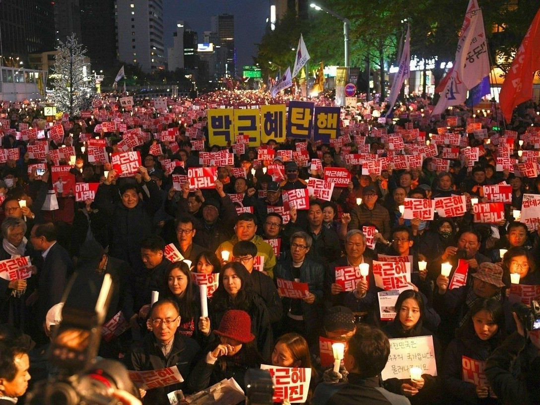 Өмнөд Солонгосчууд Японд хариу барихыг шаардаж байна