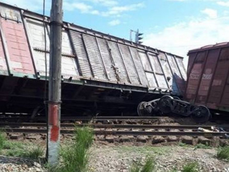 Мод ачсан дөрвөн вагон замаасаа гарч хөндлөн унажээ