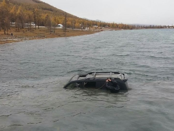 Хөвсгөл далайд живсэн автомашиныг гаргав