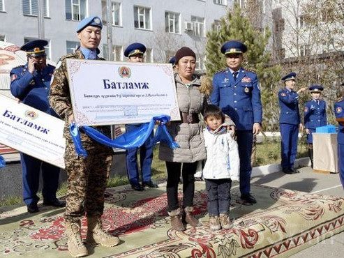 Энхийг сахиулагчид өрх толгойлсон ээжид таван ханатай гэр бэлэглэв