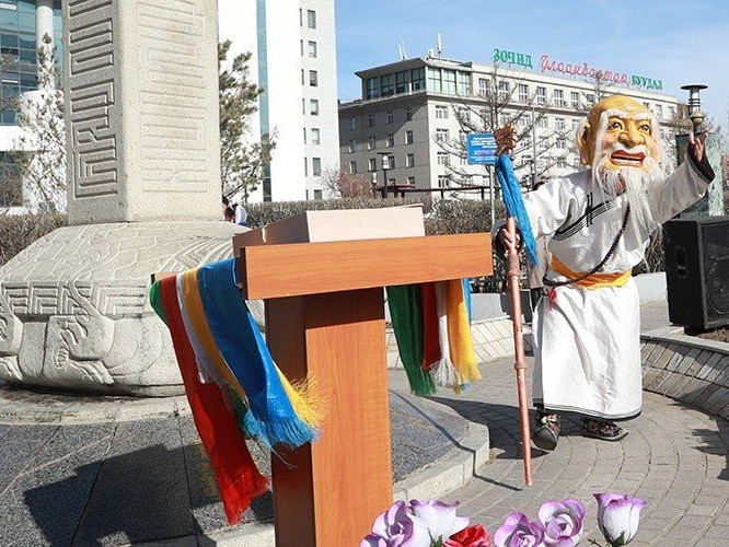 Нийслэлийн анхны шав тавьсан “Мэлхийт хөшөө”-нд хүндэтгэл үзүүллээ