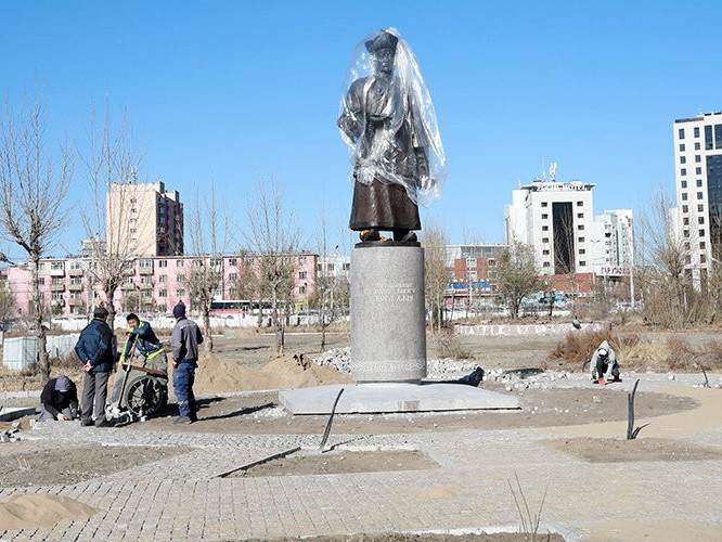 Богд хааны ордон музейн дэргэдэх цэцэрлэгт хүрээлэнд 13 хөшөө сүндэрлэнэ