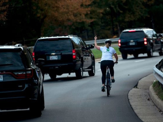 Д.Трамп руу дунд хуруу гаргасан эмэгтэй орон нутгийн сонгуульд ялалт байгуулжээ