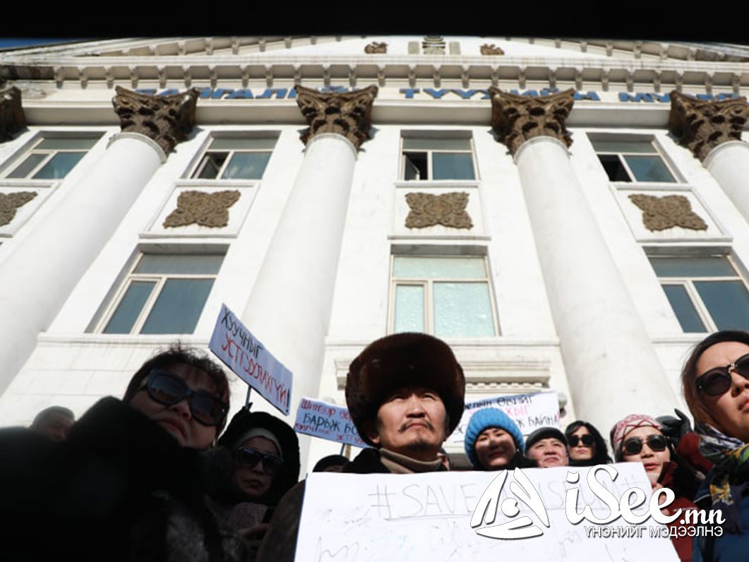 Байгалийн түүхийн музейн гадна жагссан иргэдийг Зөрчлийн хэрэг үүсгэн шалгаж байна