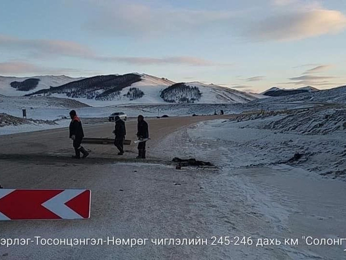 Солонготын давааны замд туузан хашлага, хурд сааруулагч хийж байна