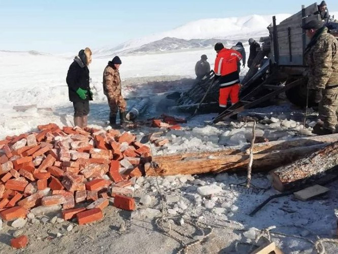 ФОТО: “Даян” нууранд живсэн автомашиныг татан гаргажээ