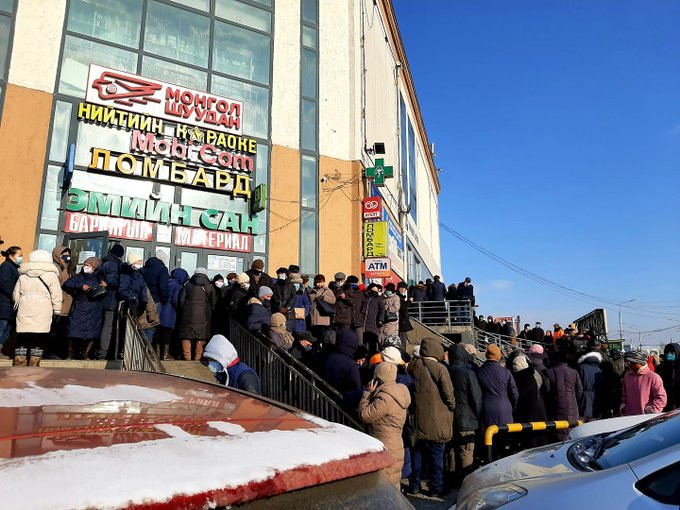 Тэтгэврийн зээл авах гэсэн иргэдийн хөлд банкууд дарагдаад байна