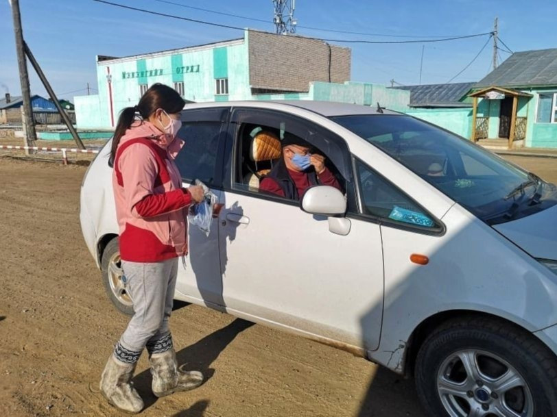 Хилчин бүсгүйчүүд өөрсдийн санаачлагаар мянган ширхэг амны хаалт оёж, тараажээ