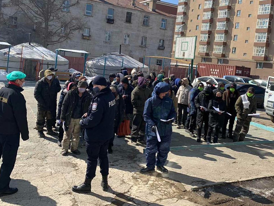 Орон гэргүй, тэнэмэл иргэдийг эмнэлгийн үзлэгт хамруулж, төвлөрүүлэн байрлуулж байна 