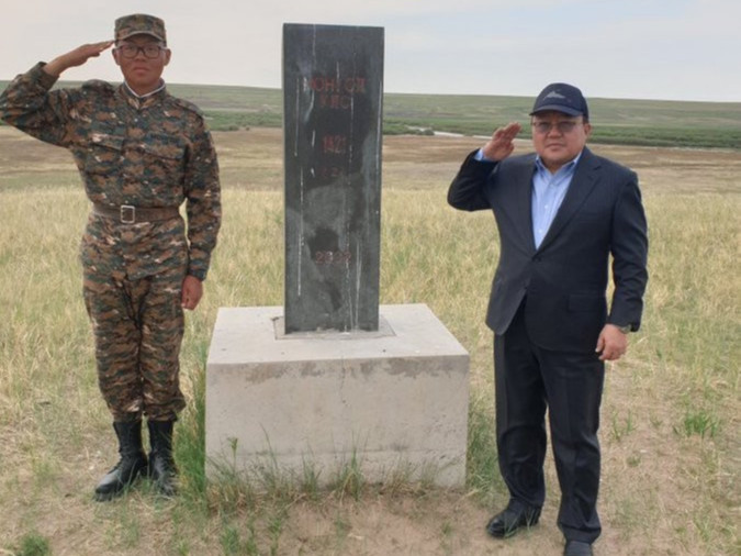 Ерөнхийлөгч асан Ц.Элбэгдорж хилийн цэрэгт алба хааж байгаа бага хүүгээ эргэжээ