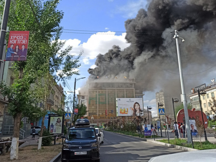 ВИДЕО: Улсын их дэлгүүрт гал гарч байна