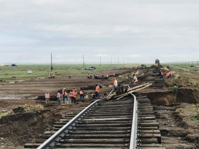 Усанд автсан төмөр замыг маргааш орой гэхэд сэргээн босгоно