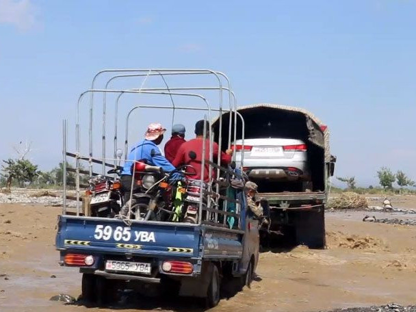 ВИДЕО: Үерийн улмаас усанд боогдсон 100 гаруй иргэнийг татан авах ажиллагаа явагдаж байна