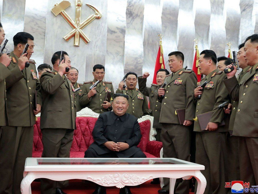 Солонгосын дайн зогссон түүхэн ойн өдрийг тохиолдуулан Ким Жон Ун генералууддаа шинэ гар буу бэлэглэжээ